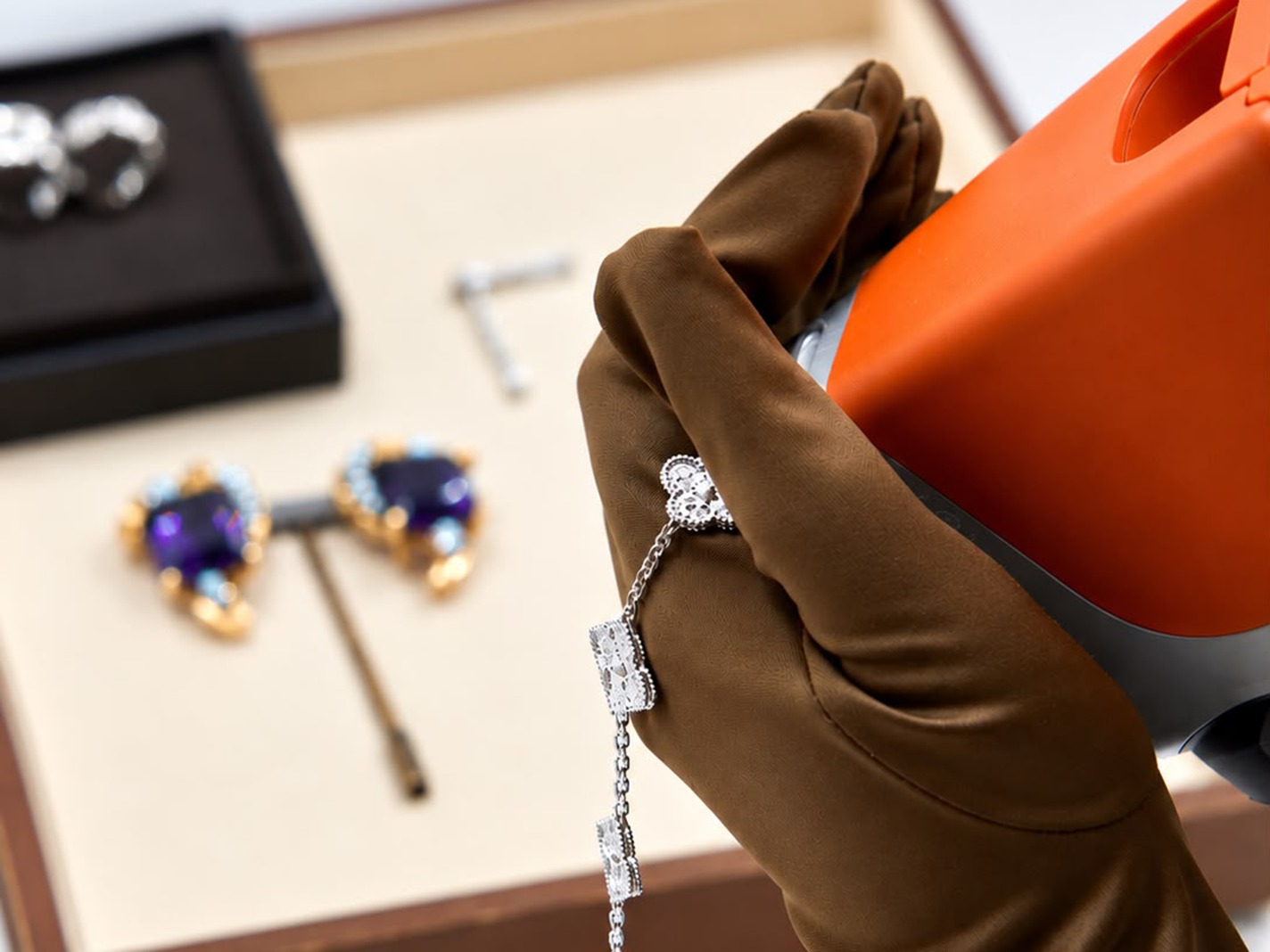 JEWELRY & DIAMONDS